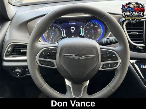 Used 2025 Chrysler Pacifica Select image 14