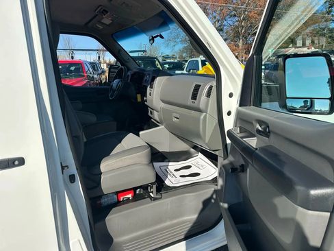 Used 2016 Nissan NV 3500 S image 9