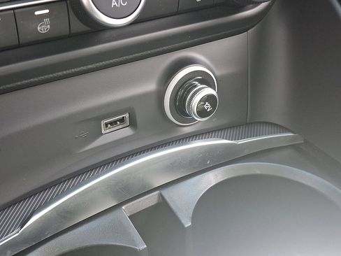 Used 2022 Alfa Romeo Stelvio Veloce image 25