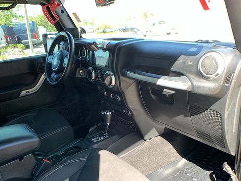 Used 2015 Jeep Wrangler Unlimited Sahara w/ Connectivity Group AWD/4WD image 25