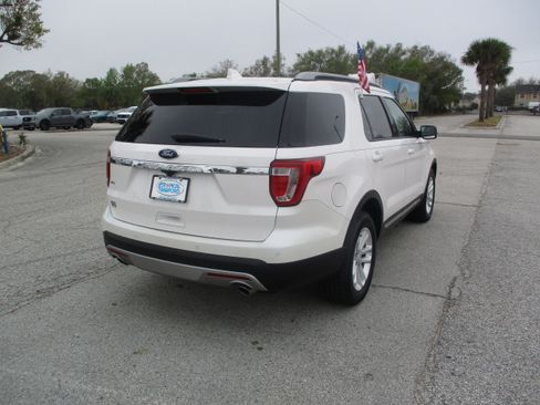 Used 2017 Ford Explorer XLT w/ Equipment Group 202A image 7