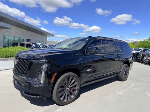 Used 2025 Cadillac Escalade ESV V image 4