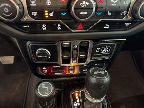 Used 2024 Jeep Wrangler Unlimited Rubicon w/ Technology Group image 25