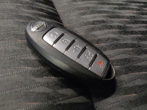 Used 2020 Nissan Rogue SV FWD image 32