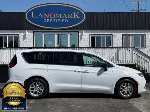 Used 2024 Chrysler Pacifica Touring-L FWD image 4