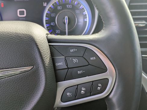 Used 2018 Chrysler 300 Limited w/ Safetytec Plus Group image 18