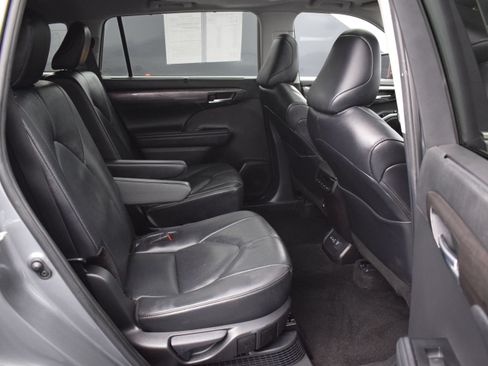 Used 2025 Toyota Highlander Limited AWD/4WD image 11
