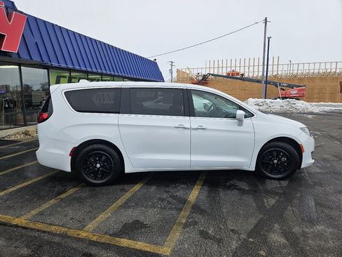 Used 2020 Chrysler Pacifica Touring w/ Cold Weather Group image 7