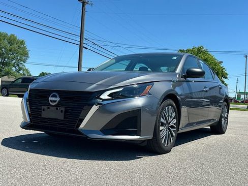 Used 2025 Nissan Altima 2.5 SV FWD image 1