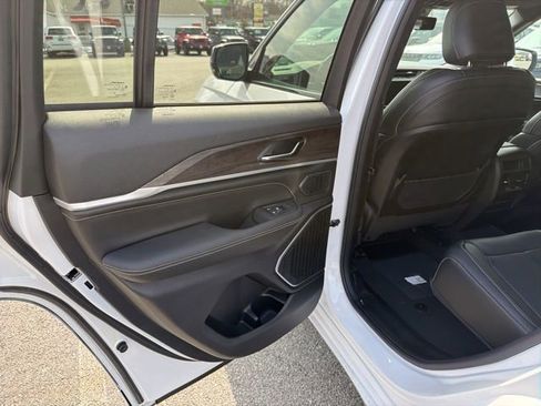 New 2026 Jeep Grand Cherokee Limited AWD/4WD image 11