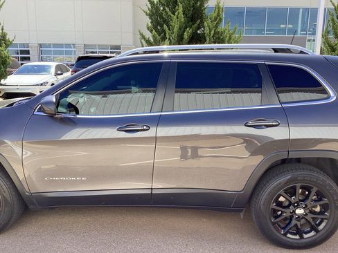 Used 2017 Jeep Cherokee Latitude image 9