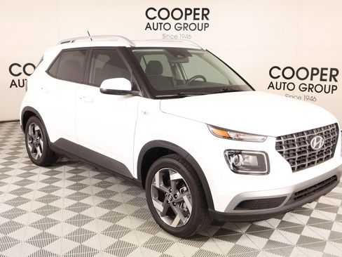 Used 2025 Hyundai Venue SEL FWD image 1