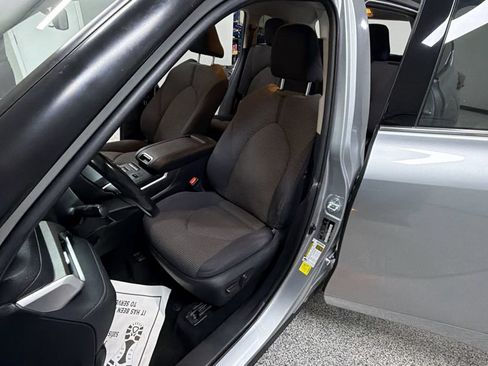 Used 2021 Toyota Highlander LE FWD image 12