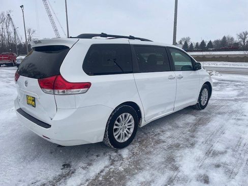 Used 2013 Toyota Sienna XLE image 3
