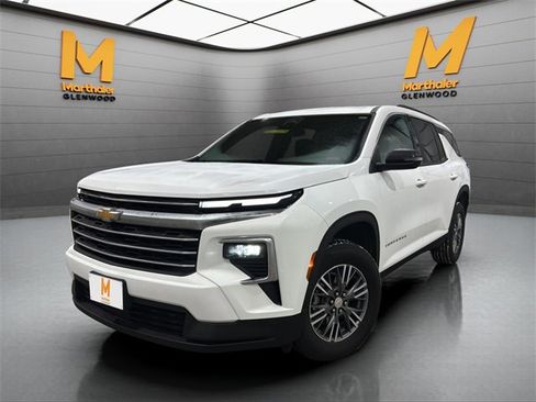 Used 2025 Chevrolet Traverse LT image 5