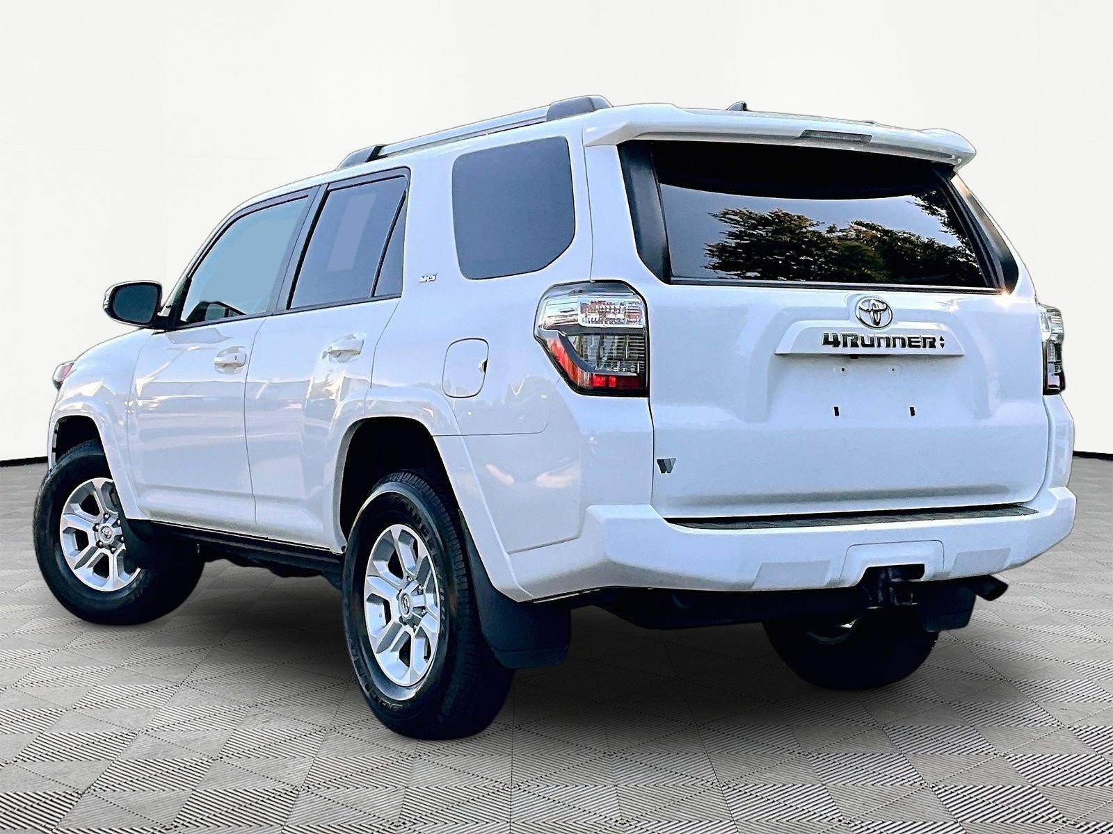 Used 2023 Toyota 4Runner SR5 Premium w/ Moonroof Package RWD image 4
