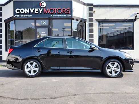 Used 2014 Toyota Camry SE w/ Moonroof Package FWD image 9