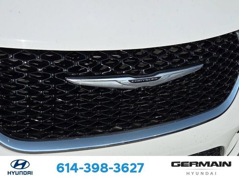 Used 2023 Chrysler Pacifica Touring-L FWD image 14