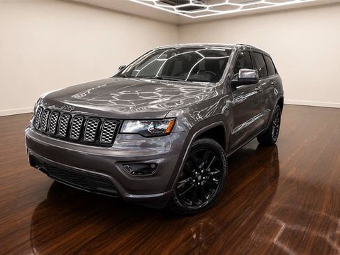 Used 2019 Jeep Grand Cherokee Altitude AWD/4WD image 3