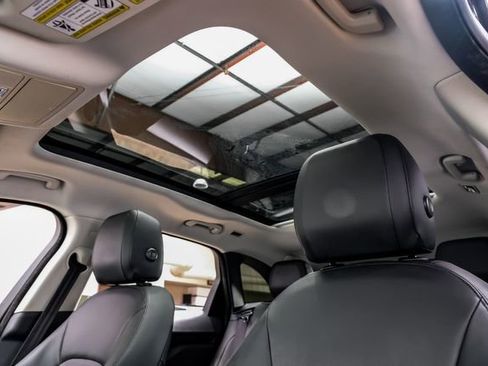 Used 2017 Jaguar F-PACE image 5