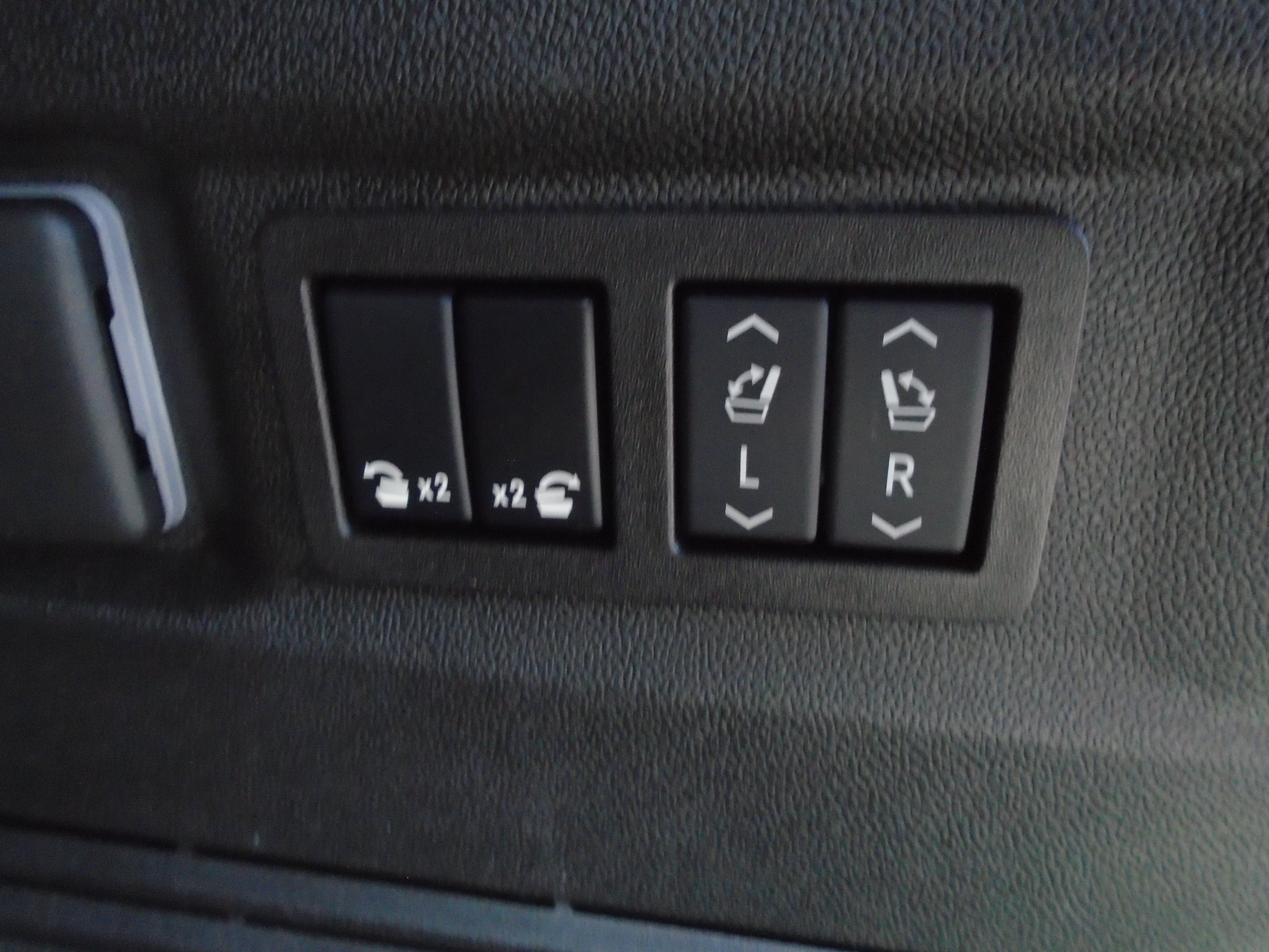 Used 2025 GMC Yukon AT4 AWD/4WD image 47
