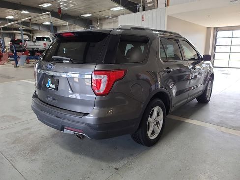 Used 2018 Ford Explorer XLT image 7