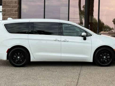 Used 2017 Chrysler Pacifica Touring FWD image 13