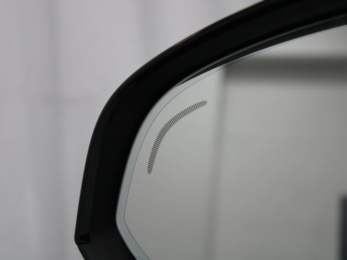 Used 2025 Volvo XC40 B5 Plus image 39