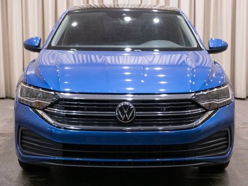 Used 2024 Volkswagen Jetta SE w/ Panoramic Sunroof Package image 3