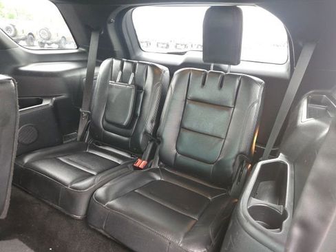 Used 2016 Ford Explorer XLT w/ Equipment Group 202A AWD/4WD image 17