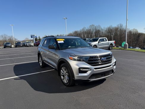 Certified 2020 Ford Explorer XLT w/ Equipment Group 202A AWD/4WD image 4