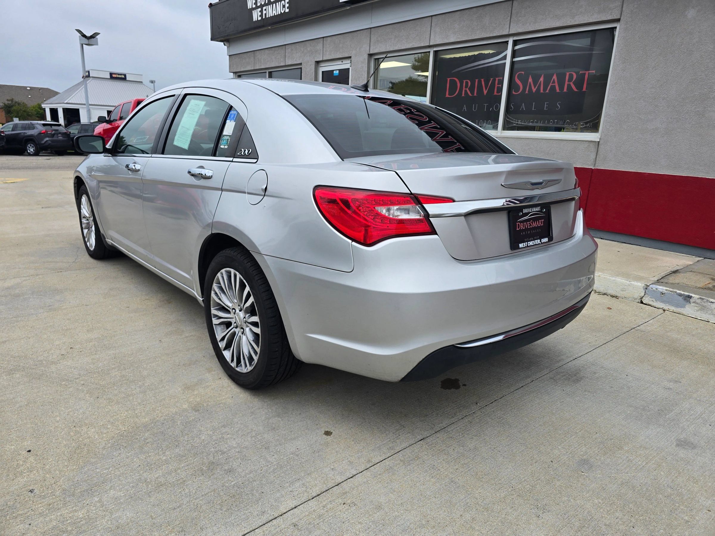 Used 2011 Chrysler 200 Limited FWD image 3