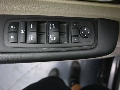 Used 2024 Chrysler Pacifica Touring-L FWD image 13