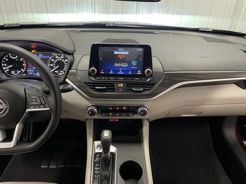 Used 2025 Nissan Altima 2.5 SV FWD image 28