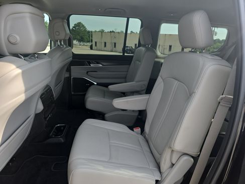 Used 2024 Jeep Wagoneer Series II AWD/4WD image 15