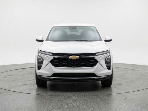 Used 2025 Chevrolet Trax LT FWD image 2