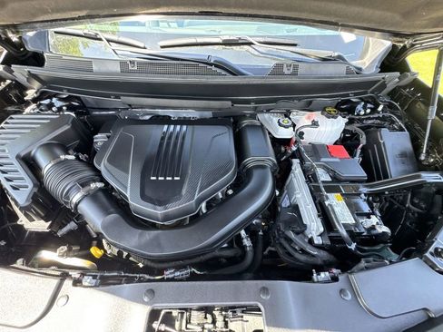 Used 2026 Chevrolet Traverse Z71 w/ LPO, Floor Liner Package AWD/4WD image 32