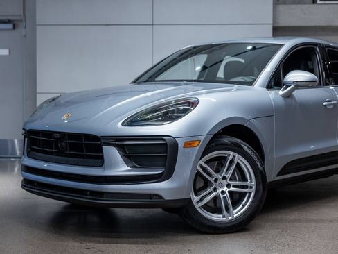 Used 2025 Porsche Macan AWD/4WD image 21