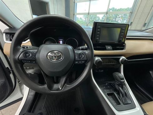 Used 2021 Toyota RAV4 LE FWD image 11