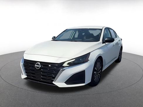 Used 2025 Nissan Altima 2.5 SV FWD image 7