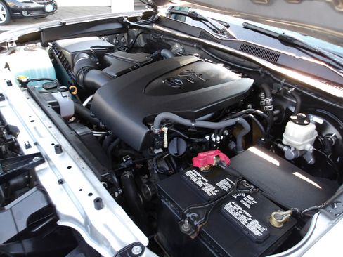 Used 2017 Toyota Tacoma Limited image 24