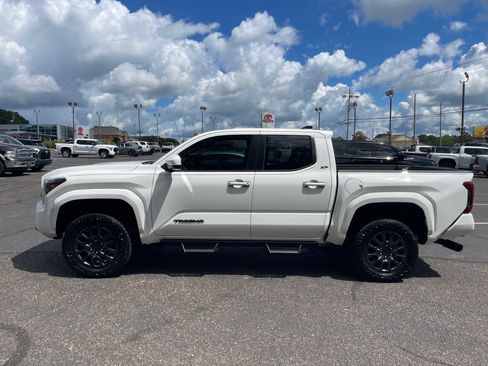 Used 2025 Toyota Tacoma SR5 AWD/4WD image 13