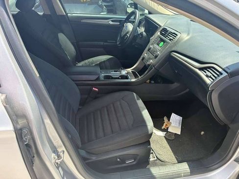 Used 2017 Ford Fusion SE FWD image 12