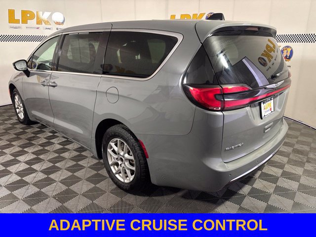 Used 2025 Chrysler Pacifica Select FWD image 5