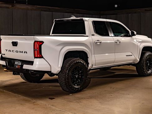 Used 2025 Toyota Tacoma SR5 AWD/4WD image 9