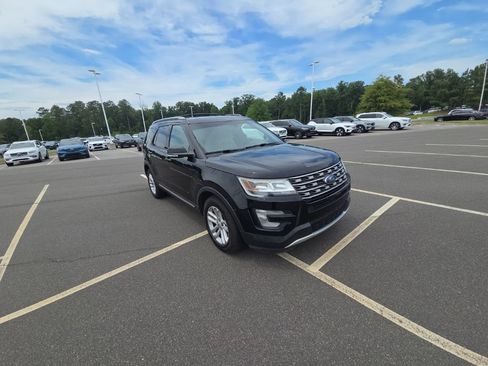 Used 2016 Ford Explorer XLT w/ Equipment Group 202A FWD image 4