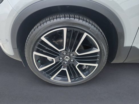 Certified 2025 Volvo XC40 B5 Plus AWD/4WD image 8