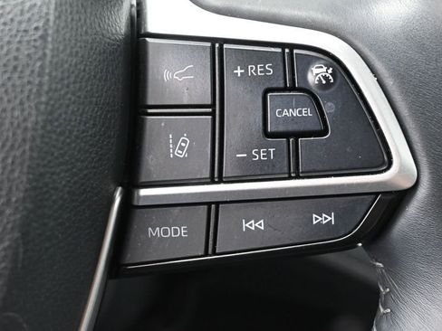 Used 2023 Toyota Highlander XLE AWD/4WD image 18