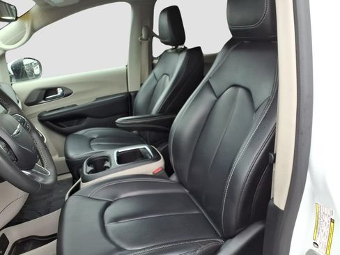Used 2023 Chrysler Pacifica Touring-L FWD image 16