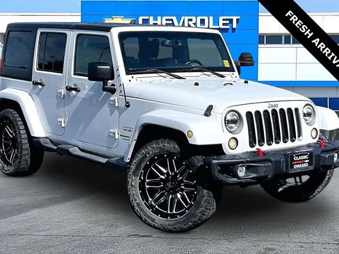 Used 2018 Jeep Wrangler Unlimited Sahara w/ Connectivity Group AWD/4WD image 1